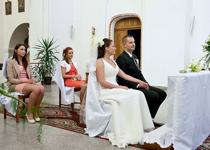 Młoda para podczas ślubu w kościele w Bydgoszczy