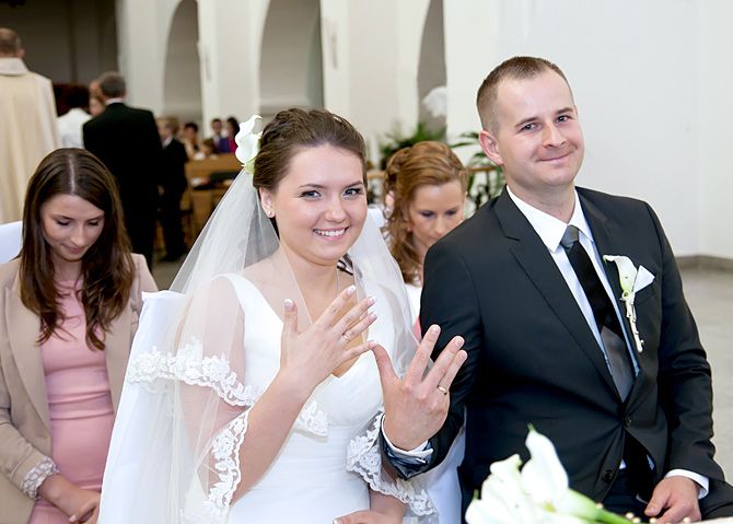 Szczęśliwa młoda para podczas ślubu w Świeciu