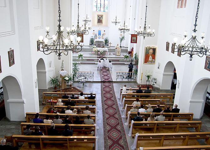 Widok kościoła podczas ślubu