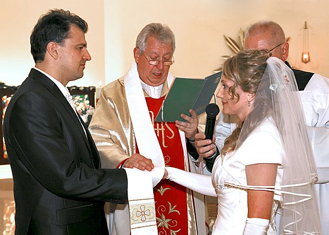 Zdjecie przysięgi ślubnej podczas ceremoni w kościele w Toruniu